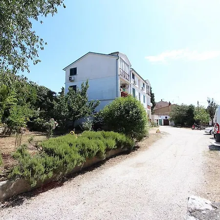 Apartman Dina *