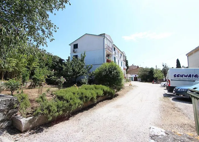 Διαμέρισμα Dina *